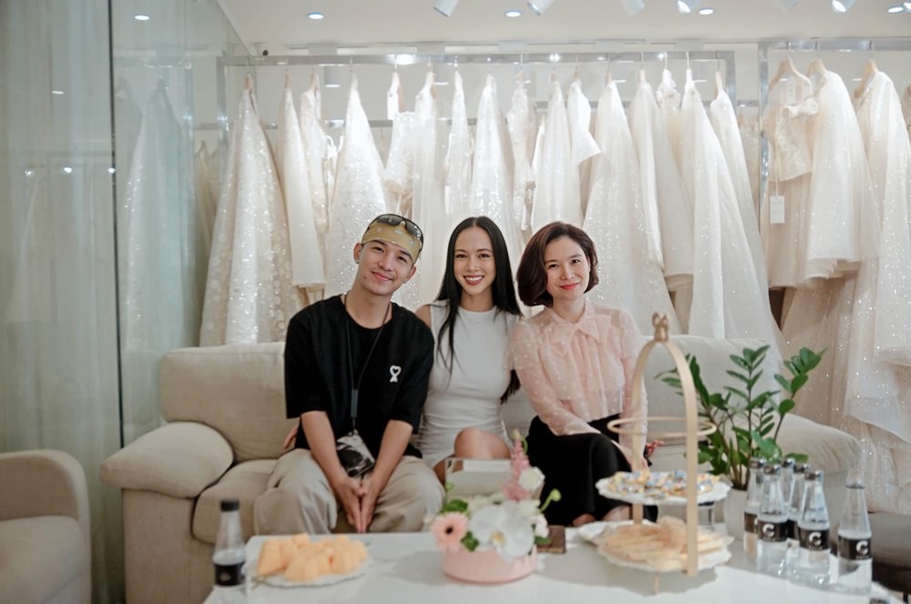 Cường Seven và Vũ Ngọc Anh tới cửa hàng thử đồ cưới. Ảnh: FB Vũ Ngọc Anh