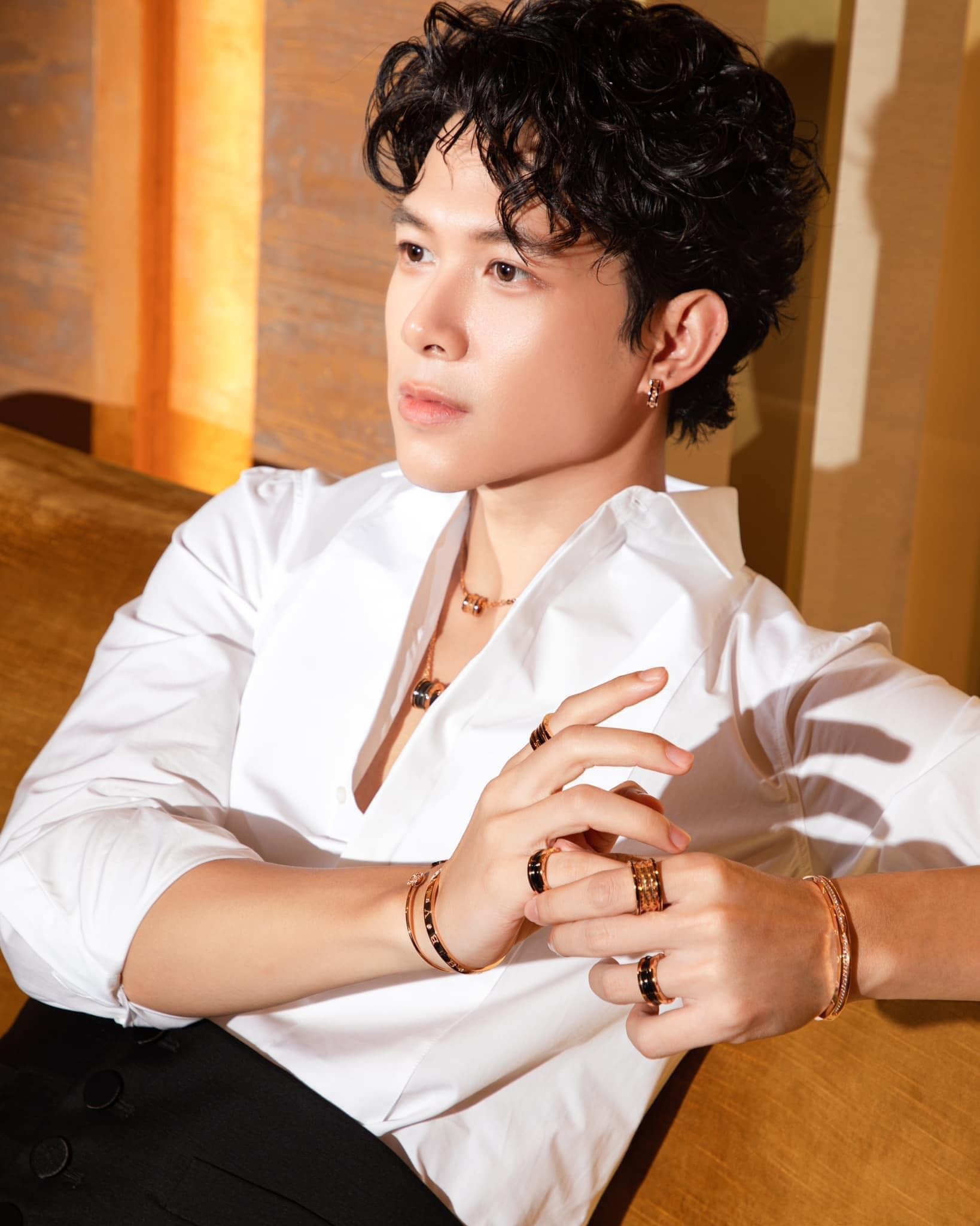 Anh Tú đổi kiểu tóc xoăn nhẹ nhưng vẫn được khen rất đẹp trai. Ảnh FB Anh Tú