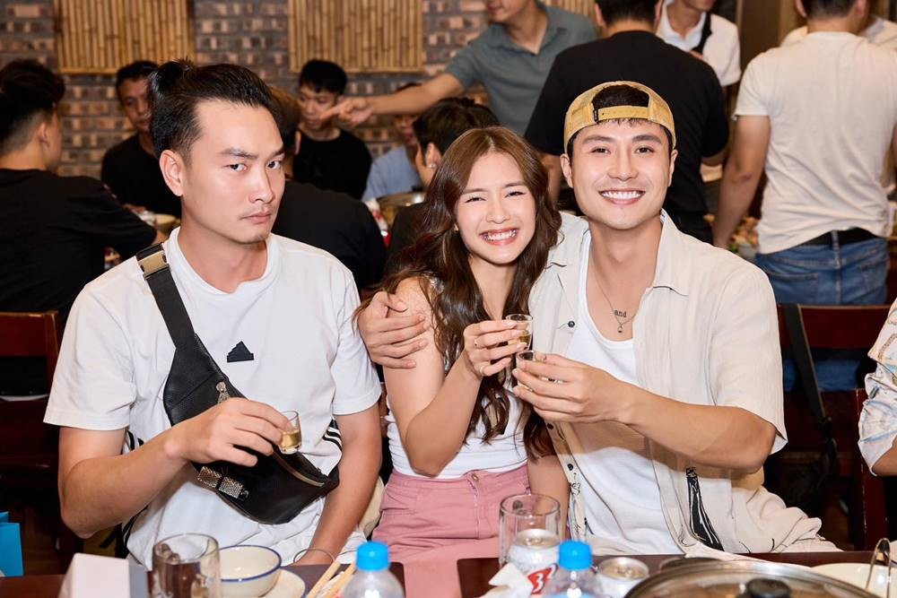 Bộ ba Trọng Lân (ngoài cùng bên trái) cùng Khả Ngân, Thanh Sơn trong tiệc đóng máy. Trong phim, Trọng Lân là nhân vật gây rắc rối cho bộ đôi Thanh Sơn - Khả Ngân. Ảnh: FB Khả Ngân.