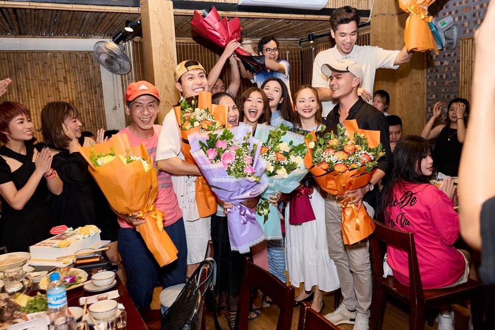 Đoàn phim 'Gia đình mình vui bất thình lình' tổ chức tiệc đóng máy vào tối 26/7. Ảnh: FB Khả Ngân.
