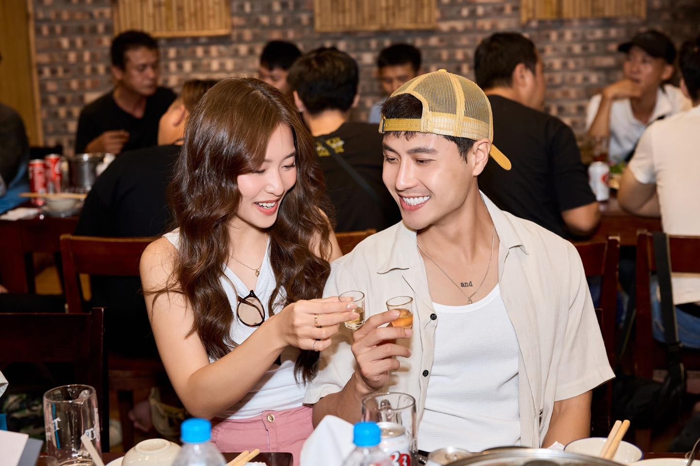 Khoảnh khắc cả hai hiếm hoi chung khung hình. Ảnh: FB Khả Ngân.