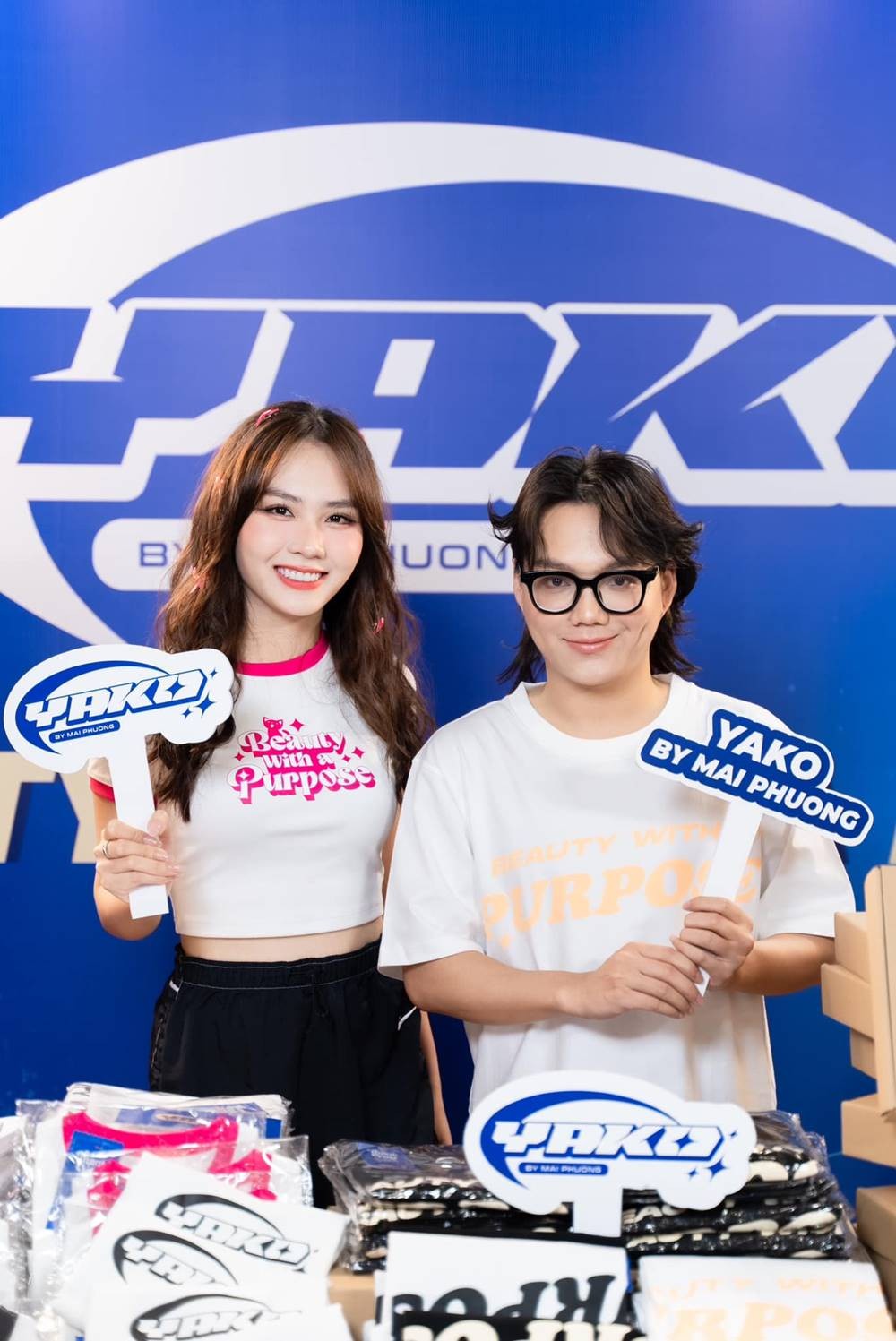 Mai Phương livestream bán áo thun gây quỹ từ thiện cùng Phạm Thoại. Ảnh: FB Mai Phương