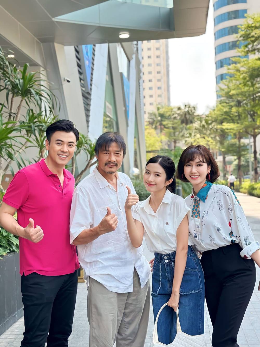 Tuấn Tú khoe ảnh chụp cùng 'bố' - nghệ sĩ Võ Hoài Nam, 'em gái' Ngọc Huyền và vợ màn ảnh - Hương Giang. Ảnh: FB Tuấn Tú.