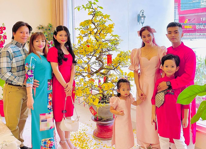 Vợ chồng Khánh Thi - Phan Hiển cùng hai con chụp ảnh cùng bố mẹ chồng và em chồng trong căn biệt thự mặt phố. Ảnh: FB Phan Hiển. Vợ chồng Khánh Thi - Phan Hiển cùng hai con chụp ảnh cùng bố mẹ chồng và em chồng trong căn biệt thự mặt phố. Ảnh: FB Phan Hiển.