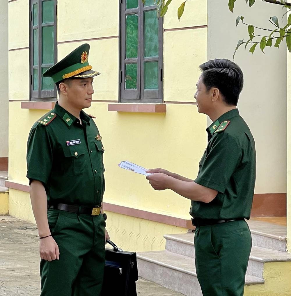 Hình ảnh Việt Anh được 'biếu' quà cáp trong phim mới khiến nhiều khán giả lo lắng nhân vật của anh phải vào tù. Ảnh: FB Nguyễn Lê Việt Anh. Hình ảnh Việt Anh được 'biếu' quà cáp trong phim mới khiến nhiều khán giả lo lắng nhân vật của anh phải vào tù. Ảnh: FB Nguyễn Lê Việt Anh.