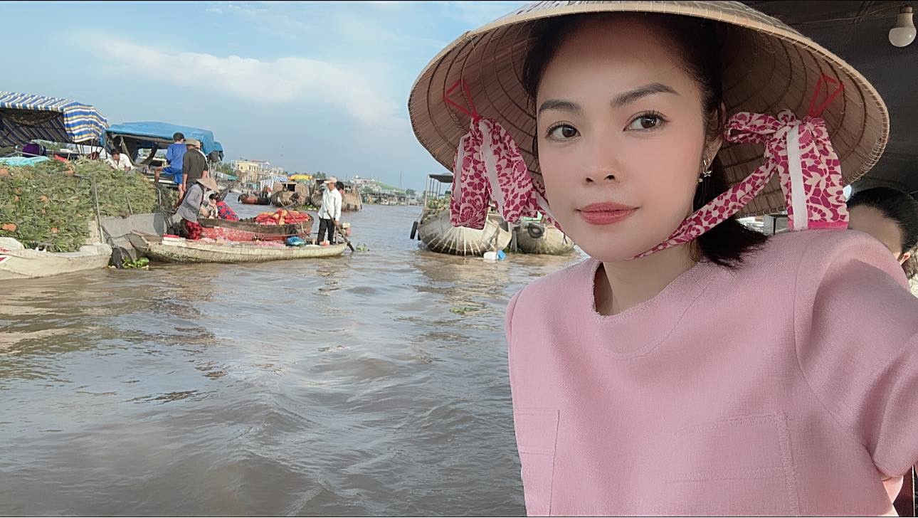 Dương Cẩm Lynh ở chợ nổi Cái Răng, Cần Thơ. Ảnh FB Dương Cẩm Lynh Dương Cẩm Lynh ở chợ nổi Cái Răng, Cần Thơ. Ảnh FB Dương Cẩm Lynh