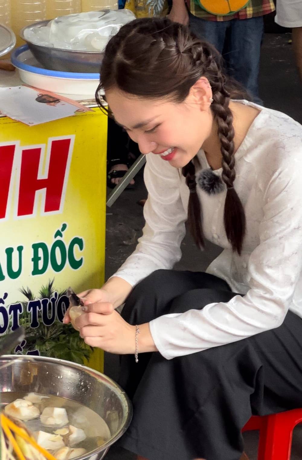 Mai Phương mặc áo bà ba gọt thốt nốt. Ảnh: FB Huỳnh Nguyễn Mai Phương. Mai Phương mặc áo bà ba gọt thốt nốt. Ảnh: FB Huỳnh Nguyễn Mai Phương.