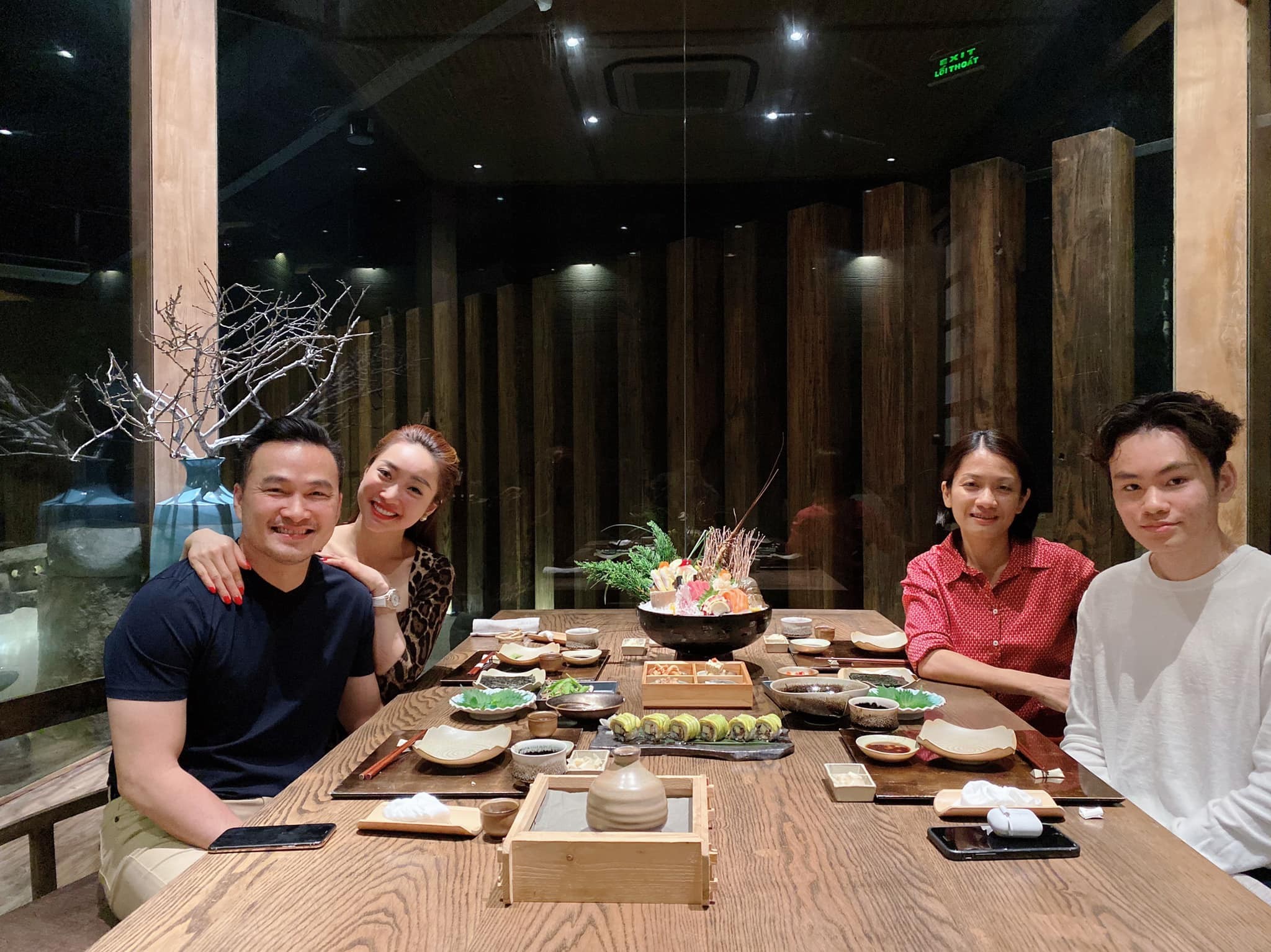 Bức ảnh Chi Bảo đưa Lý Thùy Chang đi ăn cùng vợ cũ và con trai năm 2020. 