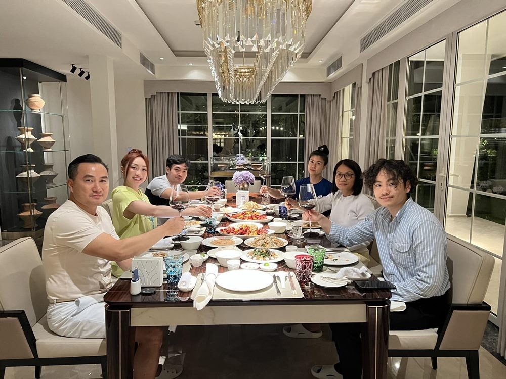 Chi Bảo đăng ảnh cùng vợ mới Lý Thuỳ Chang vui vẻ ngồi chung một bàn với vợ cũ. Ảnh: FB Chi Bảo.