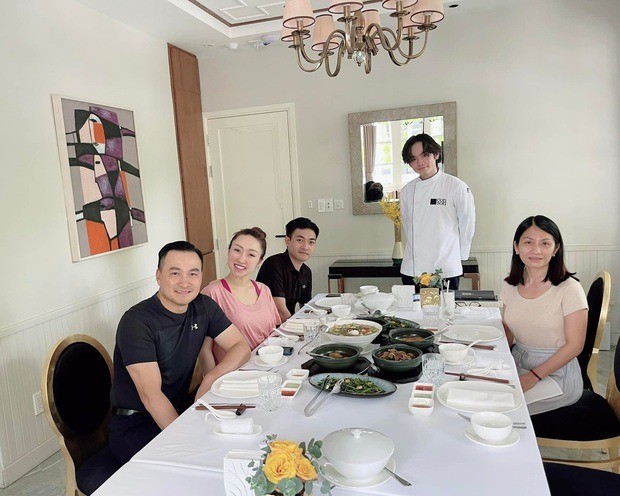 Nam diễn viên nhiều lần đưa vợ cũ - vợ mới đi ăn chung. Ảnh FB Chi Bảo. Nam diễn viên nhiều lần đưa vợ cũ - vợ mới đi ăn chung. Ảnh FB Chi Bảo.