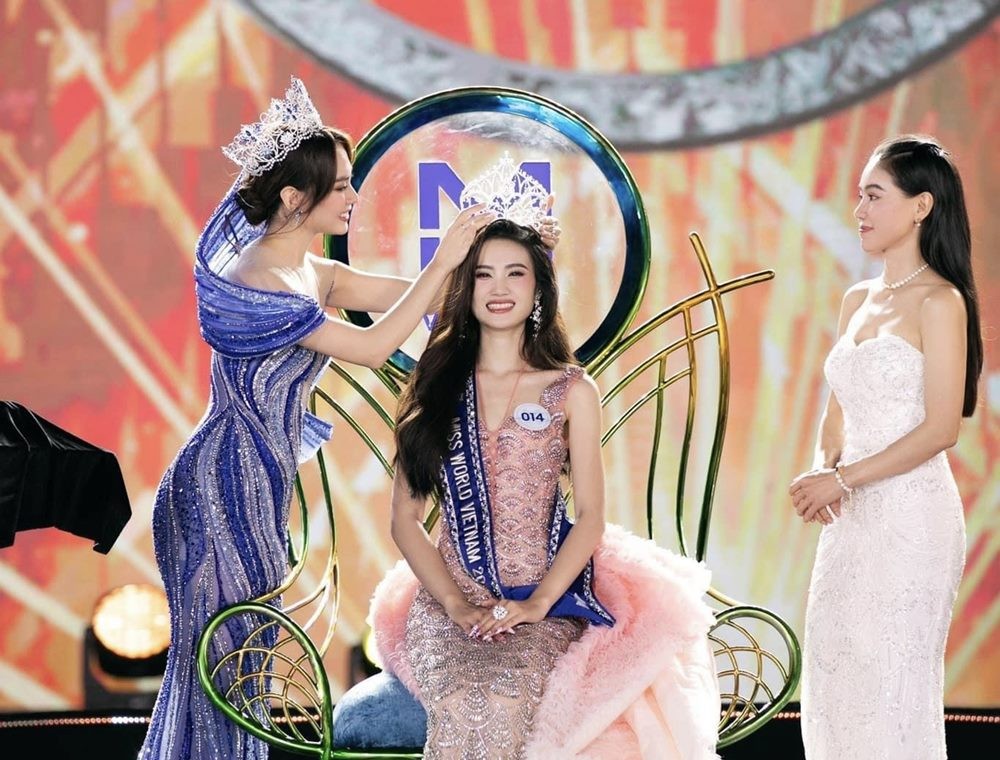 Mai Phương trao vương miện cho Ý Nhi trong Miss World Vietnam 2023. Ảnh Internet. Mai Phương trao vương miện cho Ý Nhi trong Miss World Vietnam 2023. Ảnh Internet.