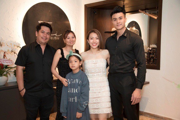 Trong bức ảnh chụp chung với gia đình Vĩnh Thụy, bạn gái của anh đã để lộ diện mạo. Ảnh FB Vĩnh Thụy.