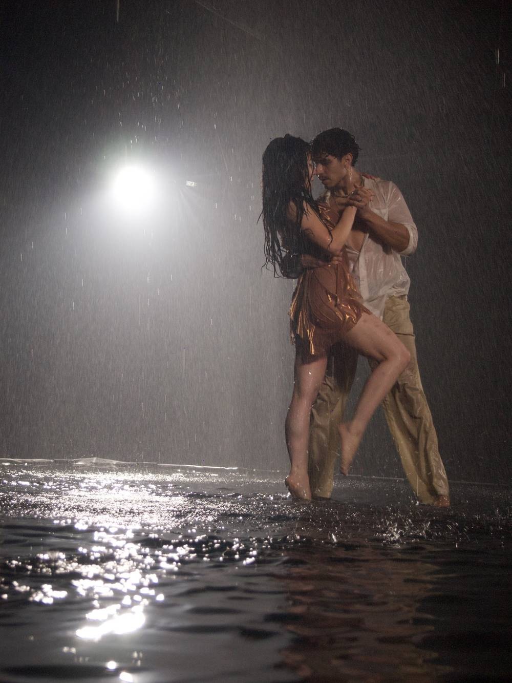 Hương Tràm và bạn diễn trong MV. Ảnh FB Hương Tràm.