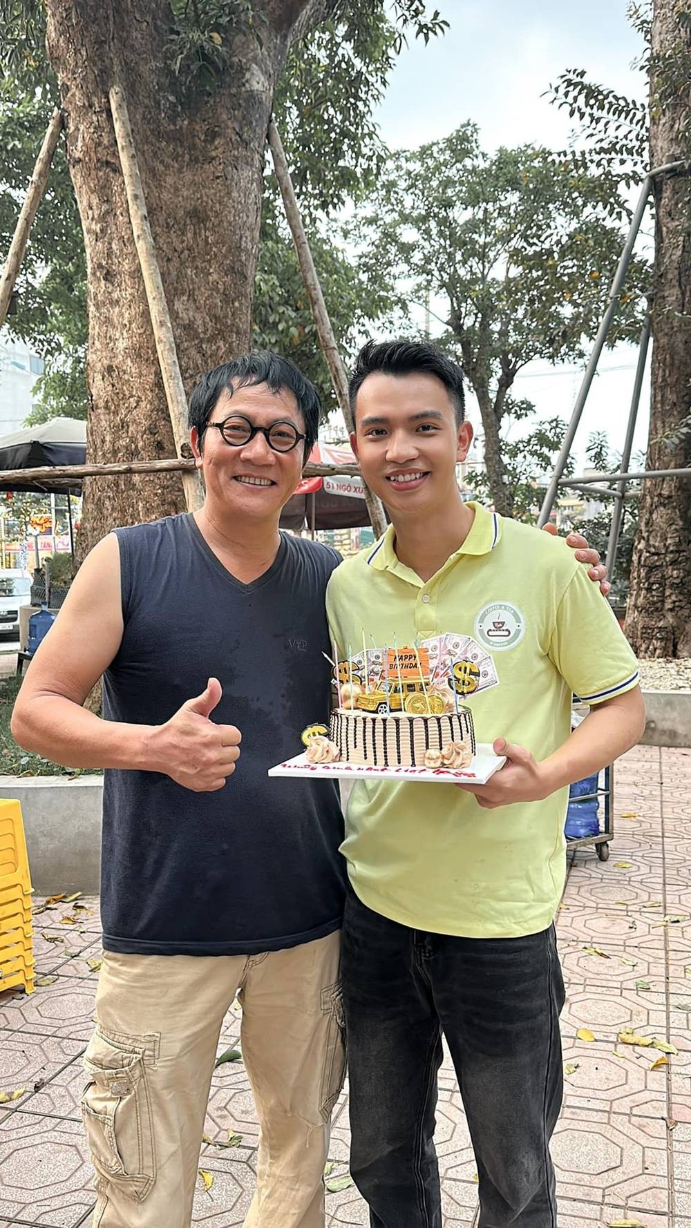 Hoàng Hải và Việt Hoàng đóng vai bố con trong 'Cuộc đời vẫn đẹp sao'. Ảnh FB Trần Việt Hoàng.