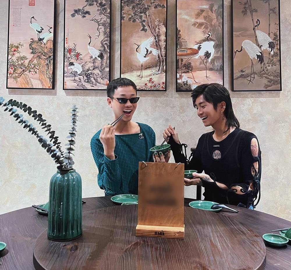 BB Trần và Hải Triều check-in tại nhà hàng mang đậm phong cách Hong Kong của Trấn Thành. Ảnh: FB BB Trần