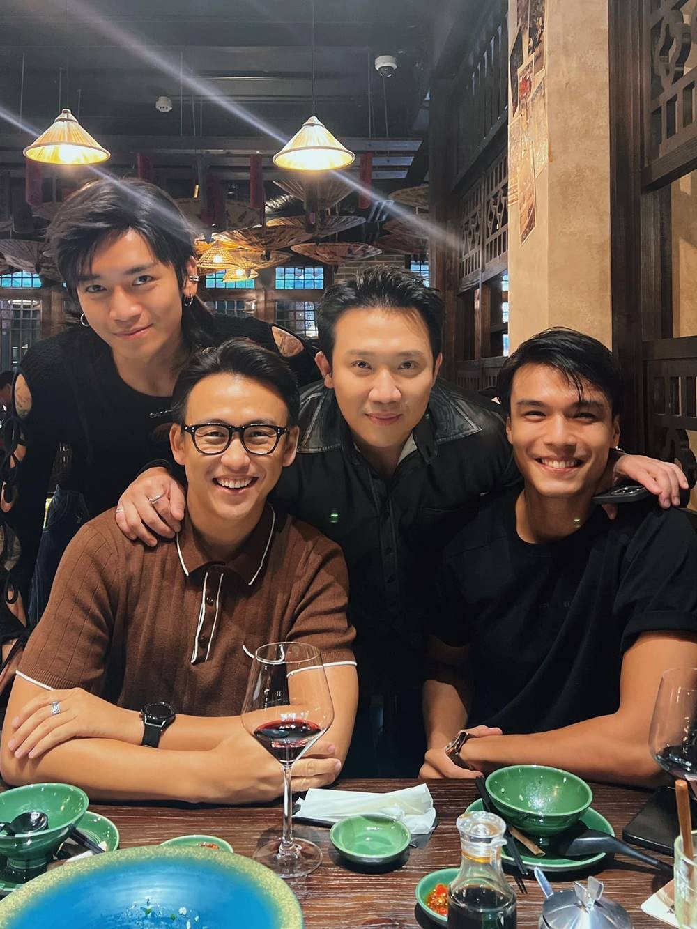 BB Trần - Trấn Thành chụp ảnh thân thiết cùng nhiều người bạn khác. Ảnh: FB BB Trần