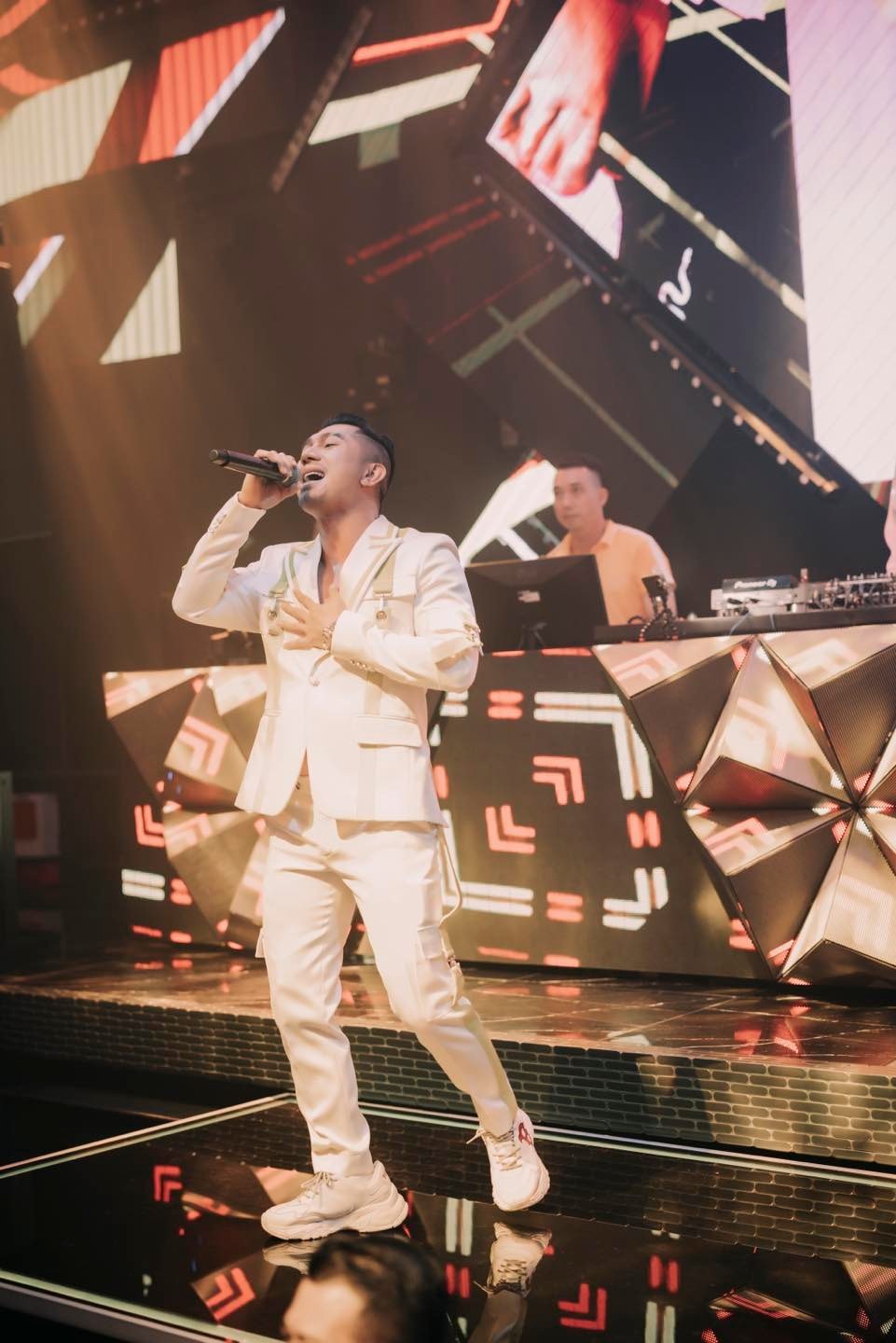 Nhạc sĩ sinh năm 1982 tiếp tục đi giày độn khi biểu diễn trên sân khấu. Ảnh FB Lương Bằng Quang.