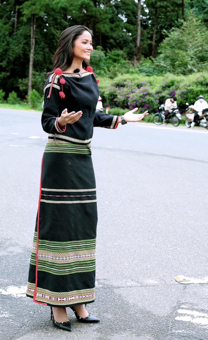H'Hen Niê diện trang phục dân tộc Ê-đê. Ảnh FB H'Hen Niê. 