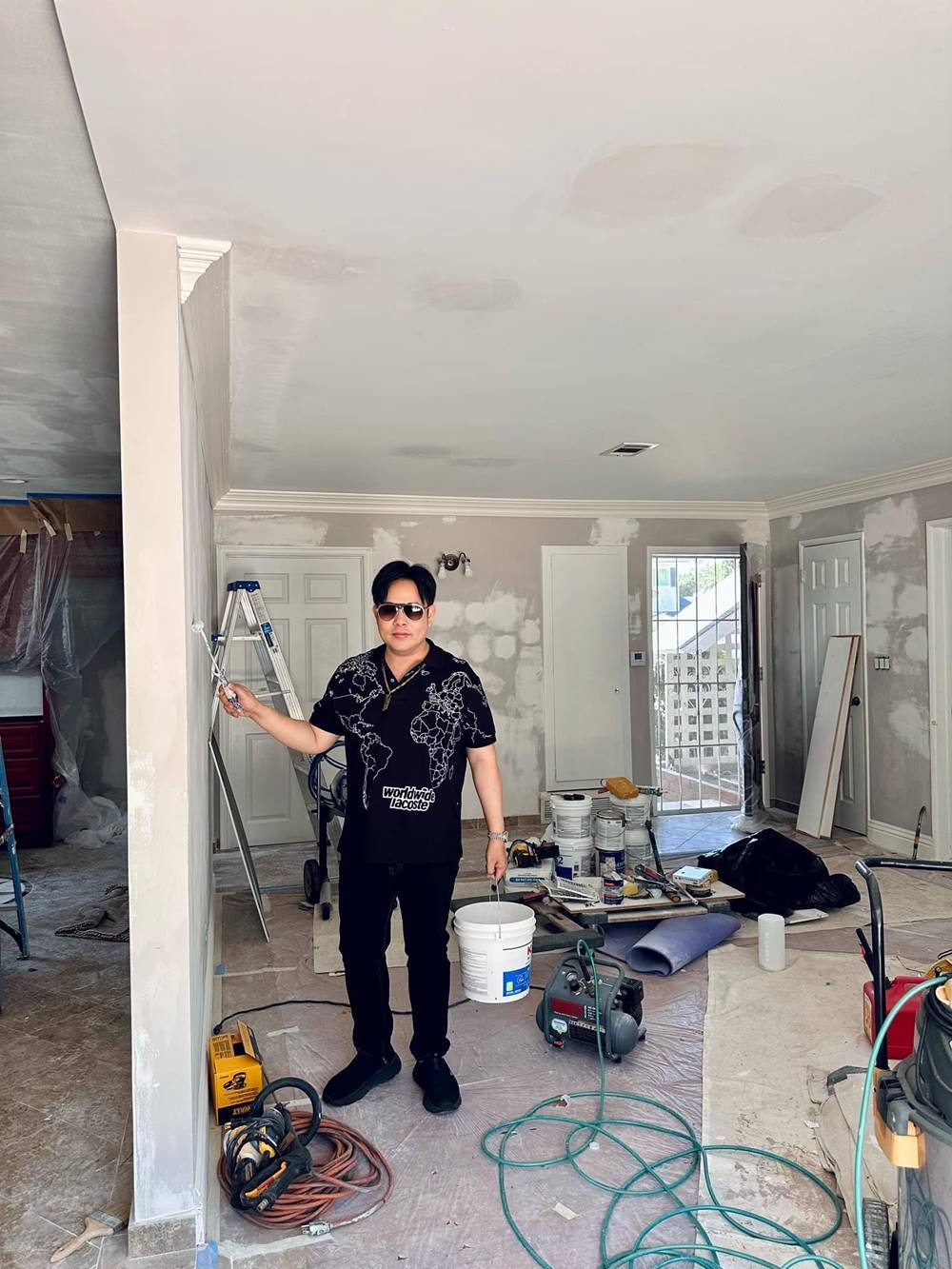 Quang Lê khoe ảnh đang sơn căn nhà mới. Ảnh Fb Quang Lê.