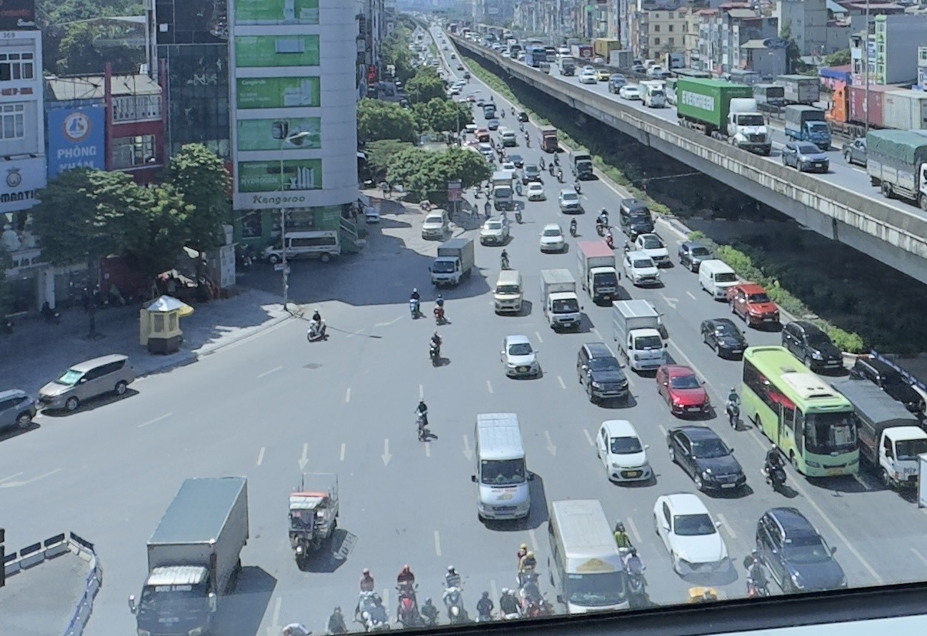 Theo Dự thảo Luật TT, ATGT đường bộ, các phương tiện khi chuyển hướng rẽ trái hay rẽ phải quan sát, bảo đảm khoảng cách an toàn với xe phía sau. (Ảnh: X.L) Theo Dự thảo Luật TT, ATGT đường bộ, các phương tiện khi chuyển hướng rẽ trái hay rẽ phải quan sát, bảo đảm khoảng cách an toàn với xe phía sau. (Ảnh: X.L)