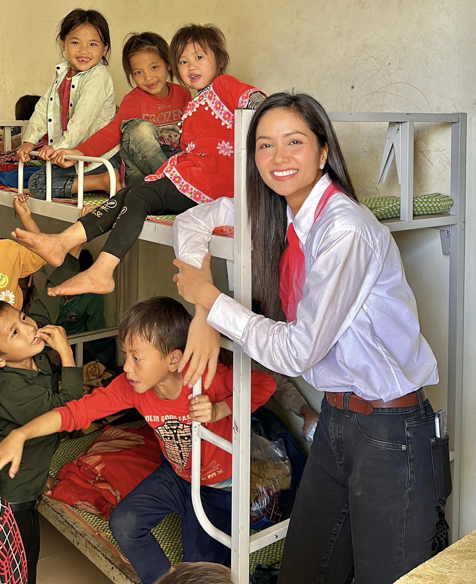 H'Hen Niê mặc giản dị khi đi làm từ thiện. 