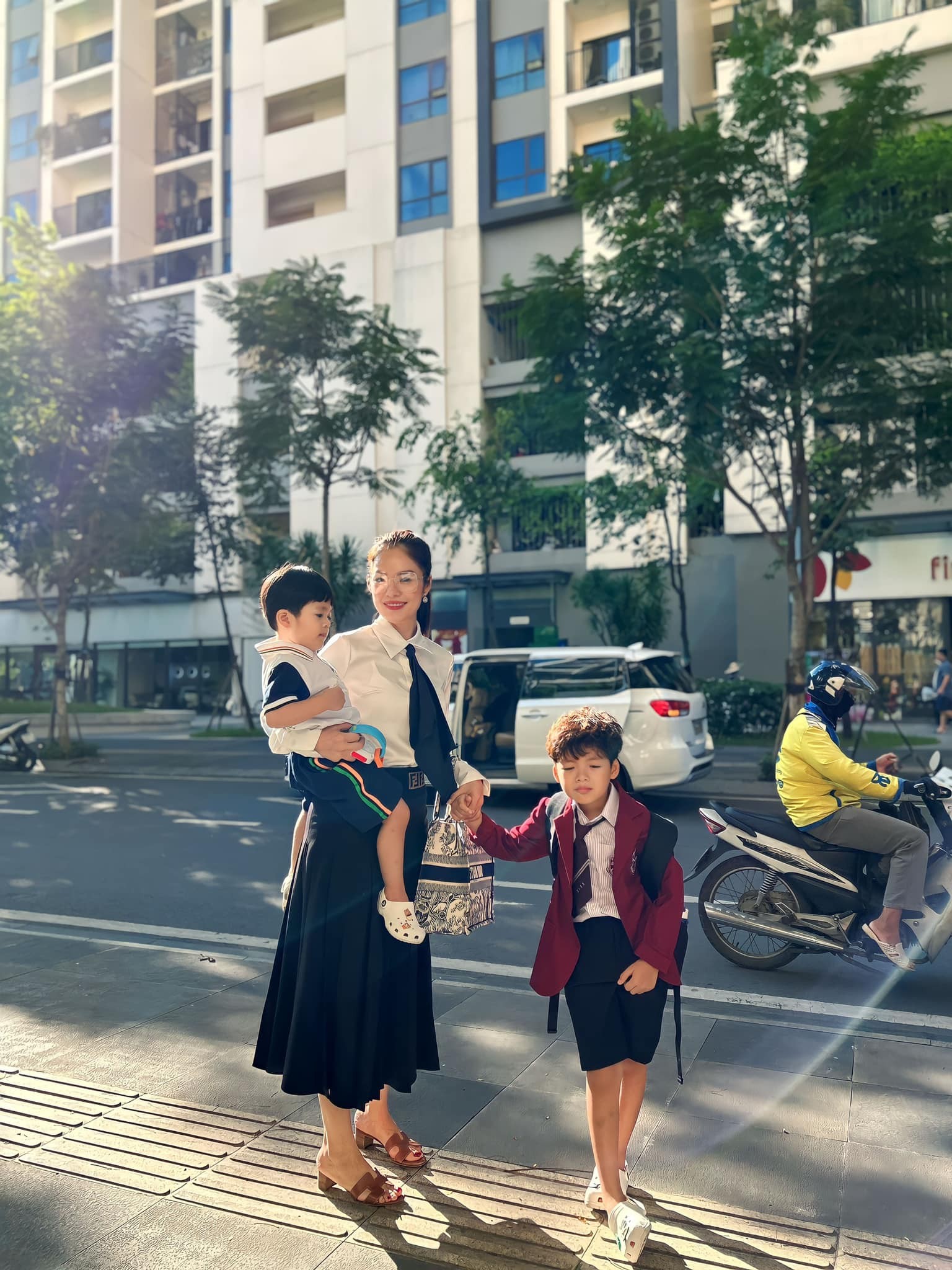 Dương Cẩm Lynh đưa con đi khai giảng. Ảnh FB Dương Cẩm Lynh