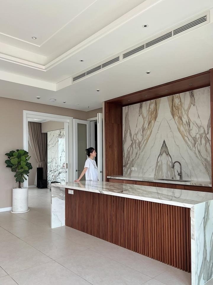 Căn hộ mới của Phương Khánh có thiết kế tông màu nâu - trắng, trầm ấm và sang trọng. Ảnh FB Phương Khánh Căn hộ mới của Phương Khánh có thiết kế tông màu nâu - trắng, trầm ấm và sang trọng. Ảnh FB Phương Khánh