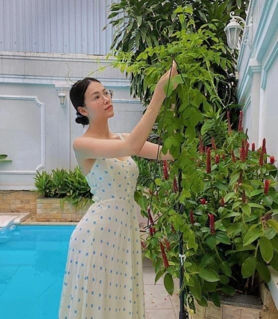 Căn hộ cô sống còn có cả bể bơi, xung quanh trồng nhiều loại cây cảnh, hoa lá. Ảnh FB Phương Khánh Căn hộ cô sống còn có cả bể bơi, xung quanh trồng nhiều loại cây cảnh, hoa lá. Ảnh FB Phương Khánh
