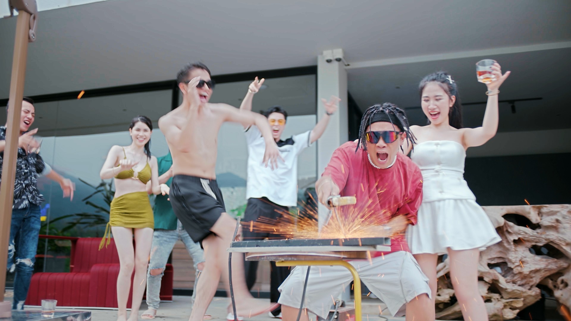 Những cảnh ăn chơi thác loạn trong phim ở tập 1 gây sốc cho nhiều khán giả. Những cảnh ăn chơi thác loạn trong phim ở tập 1 gây sốc cho nhiều khán giả.