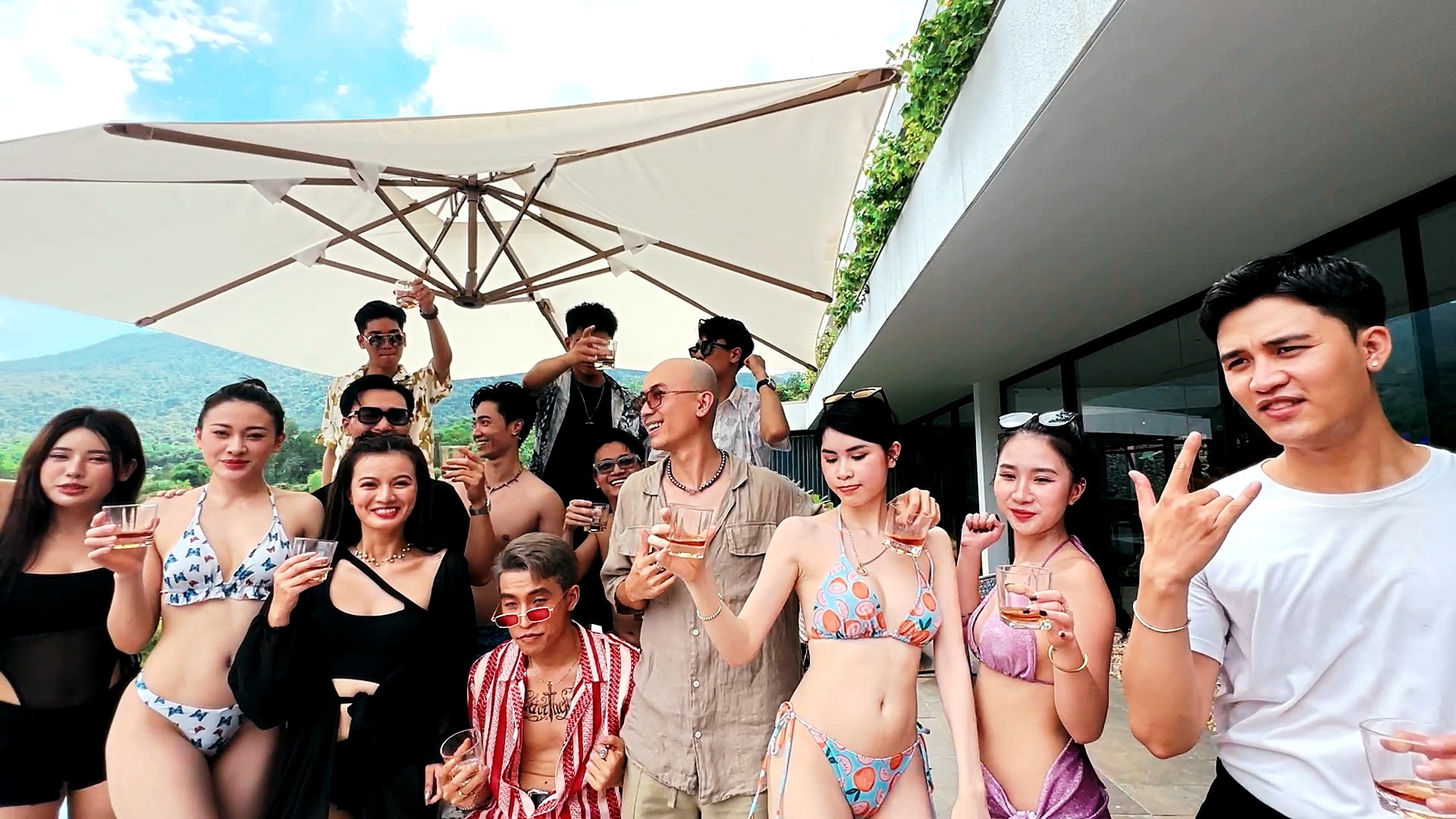 Phim hình sự giờ vàng VTV lại gây tranh cãi vì ngập tràn cảnh nóng - Ảnh 3 Phim hình sự giờ vàng VTV lại gây tranh cãi vì ngập tràn cảnh nóng - Ảnh 3