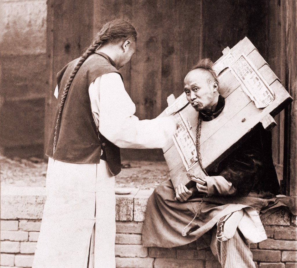 Một tù nhân thời nhà Thanh bị phán đi lưu đày. Ảnh Internet.