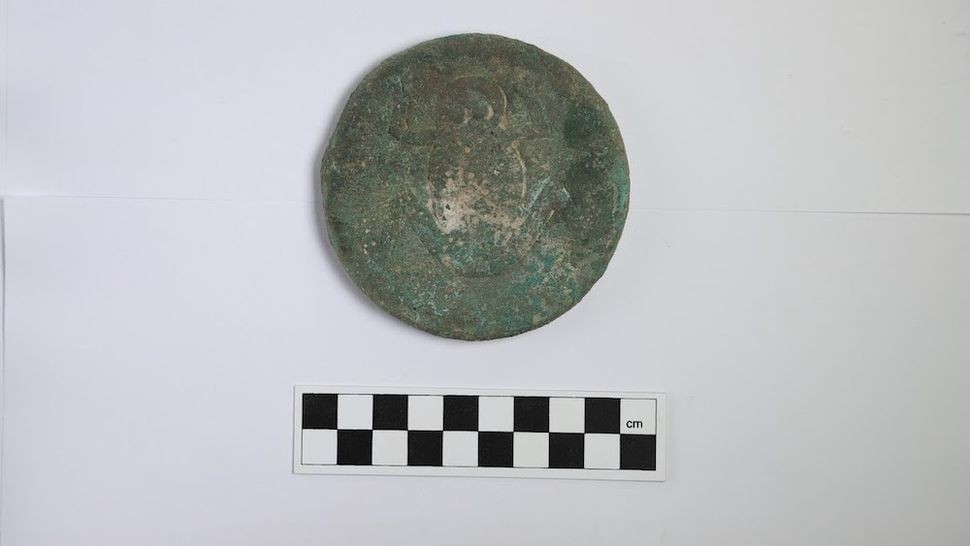 Theo các nhà khảo cổ học, vật thể bằng đồng có hình dáng kỳ lạ mô tả một con ếch có thể là biểu tượng của khả năng sinh sản hoặc mang thai. Ảnh: Livescience