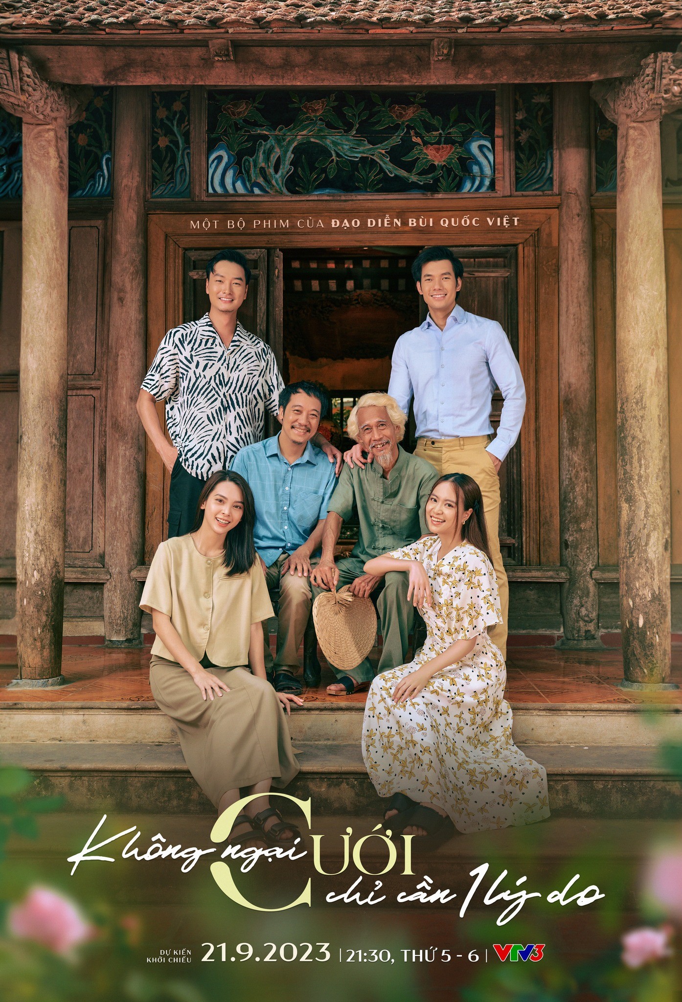 Hoàng Thùy Linh (váy hoa) trong poster phim mới của VTV.