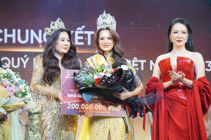 Đoàn Thị Thu Hằng đăng quang Hoa hậu Quý bà hòa bình Việt Nam 2023.