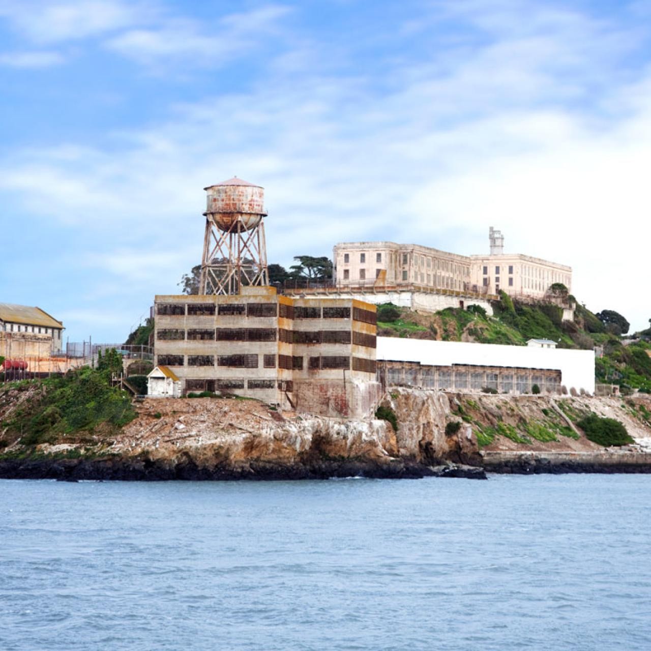 Nhà tù Alcatraz nhìn từ bên ngoài. Ảnh Internet. Nhà tù Alcatraz nhìn từ bên ngoài. Ảnh Internet.