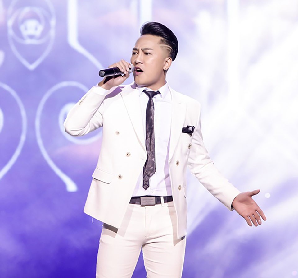 Châu Khải Phong từng bị chê bai là 'không cùng đẳng cấp' đúng chung với các ca sĩ khác chỉ vì danh xưng 'ca sĩ hội chợ'.