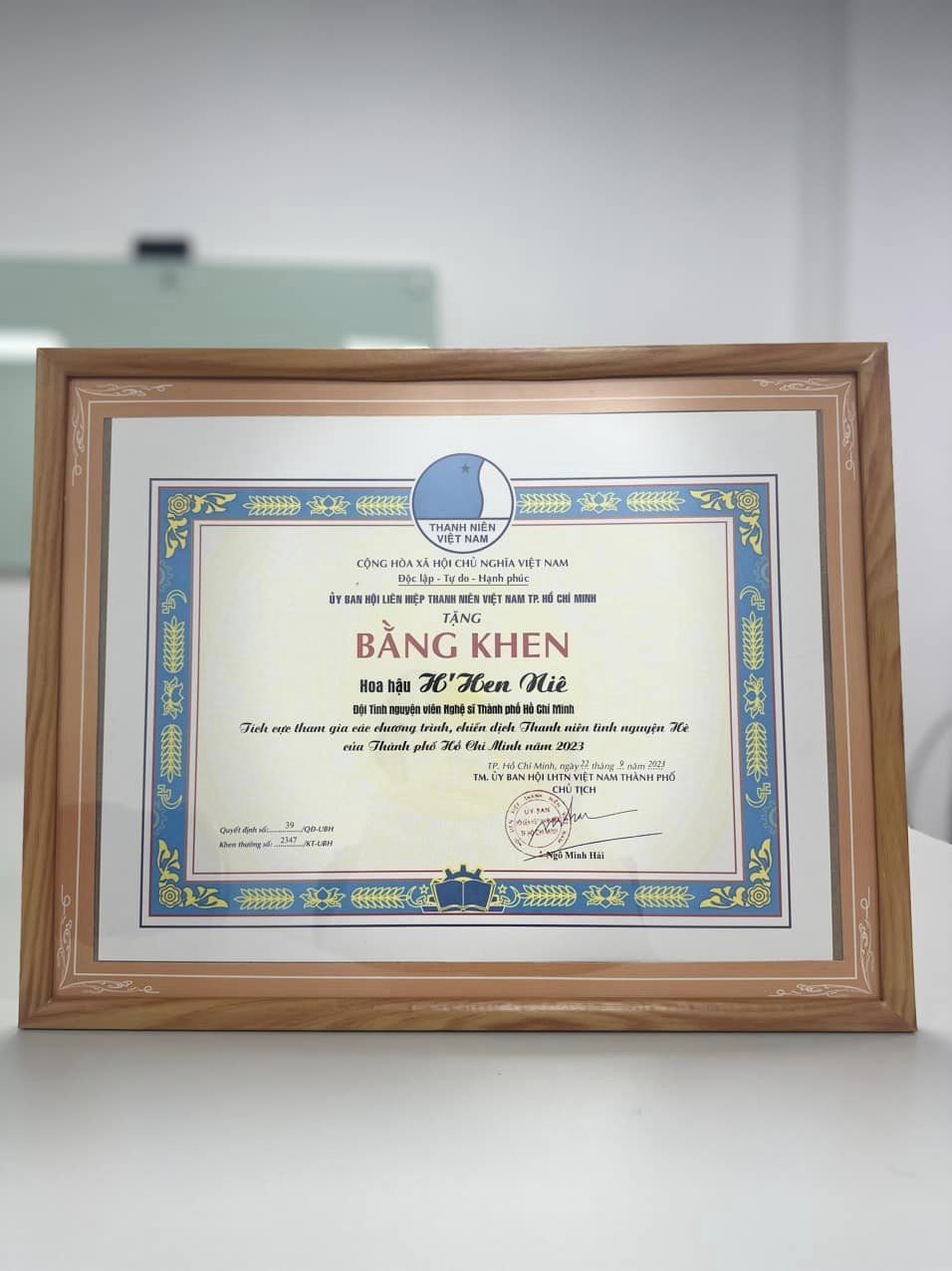 Niềm vui nhân đôi của H'Hen Niê khi nhận được hai bằng khen cùng lúc. Ảnh FB H'Hen Niê Niềm vui nhân đôi của H'Hen Niê khi nhận được hai bằng khen cùng lúc. Ảnh FB H'Hen Niê