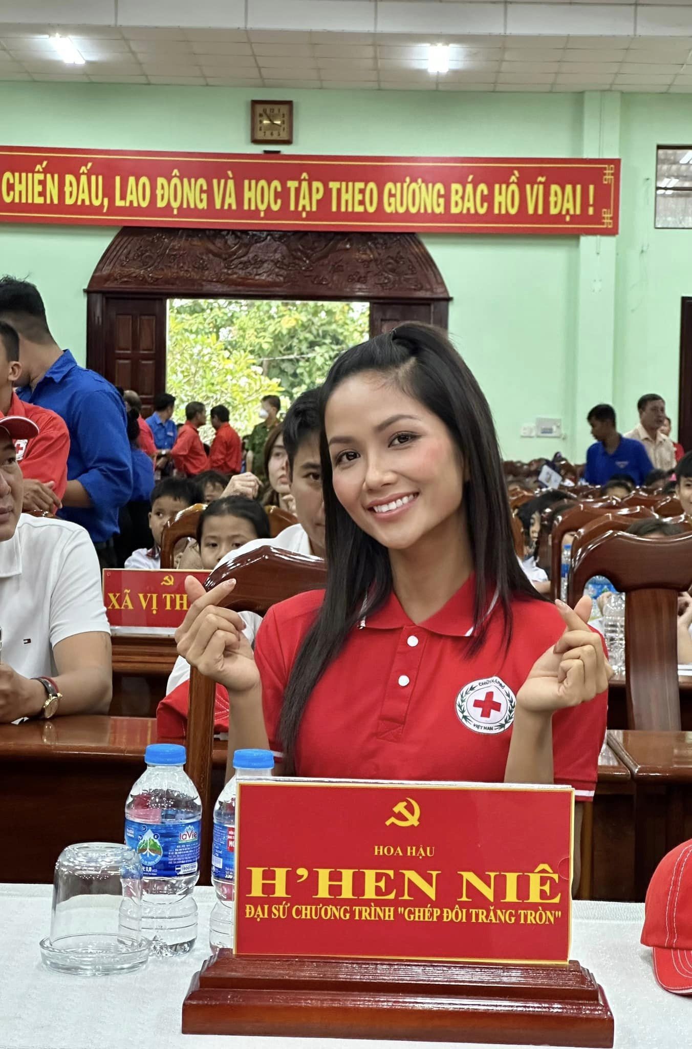Chân dài 9X tới Hậu Giang trao quà trung thu cho các em nhỏ. Ảnh FB H'Hen Niê Chân dài 9X tới Hậu Giang trao quà trung thu cho các em nhỏ. Ảnh FB H'Hen Niê