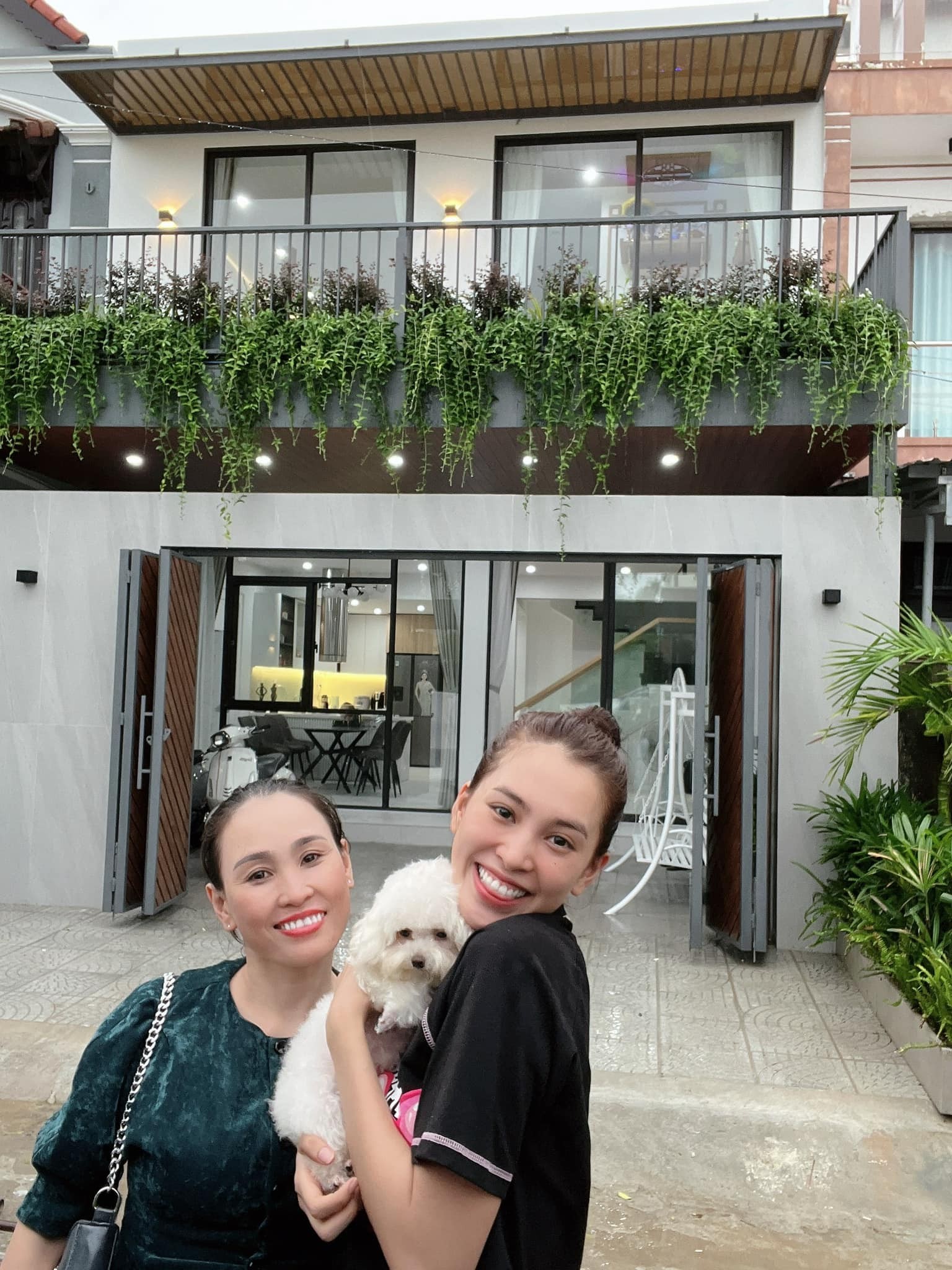 Tiểu Vy bên mẹ ruột trước ngôi nhà mới đã hoàn thiện. Ảnh FB Tiểu Vy.