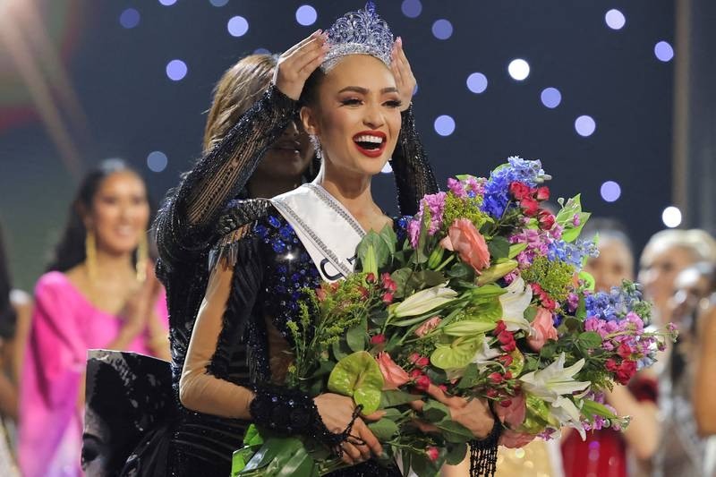 Hoa hậu Mỹ R'Bonney Gabriel đăng quang Miss Universe 2022. Ảnh: Reuters Hoa hậu Mỹ R'Bonney Gabriel đăng quang Miss Universe 2022. Ảnh: Reuters