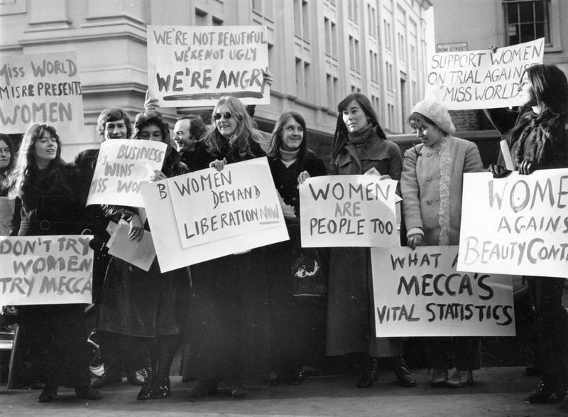 Phong trào giải phóng phụ nữ phản đối cuộc thi Hoa hậu Thế giới vào tháng 12/1970. Ảnh: Getty Images Phong trào giải phóng phụ nữ phản đối cuộc thi Hoa hậu Thế giới vào tháng 12/1970. Ảnh: Getty Images