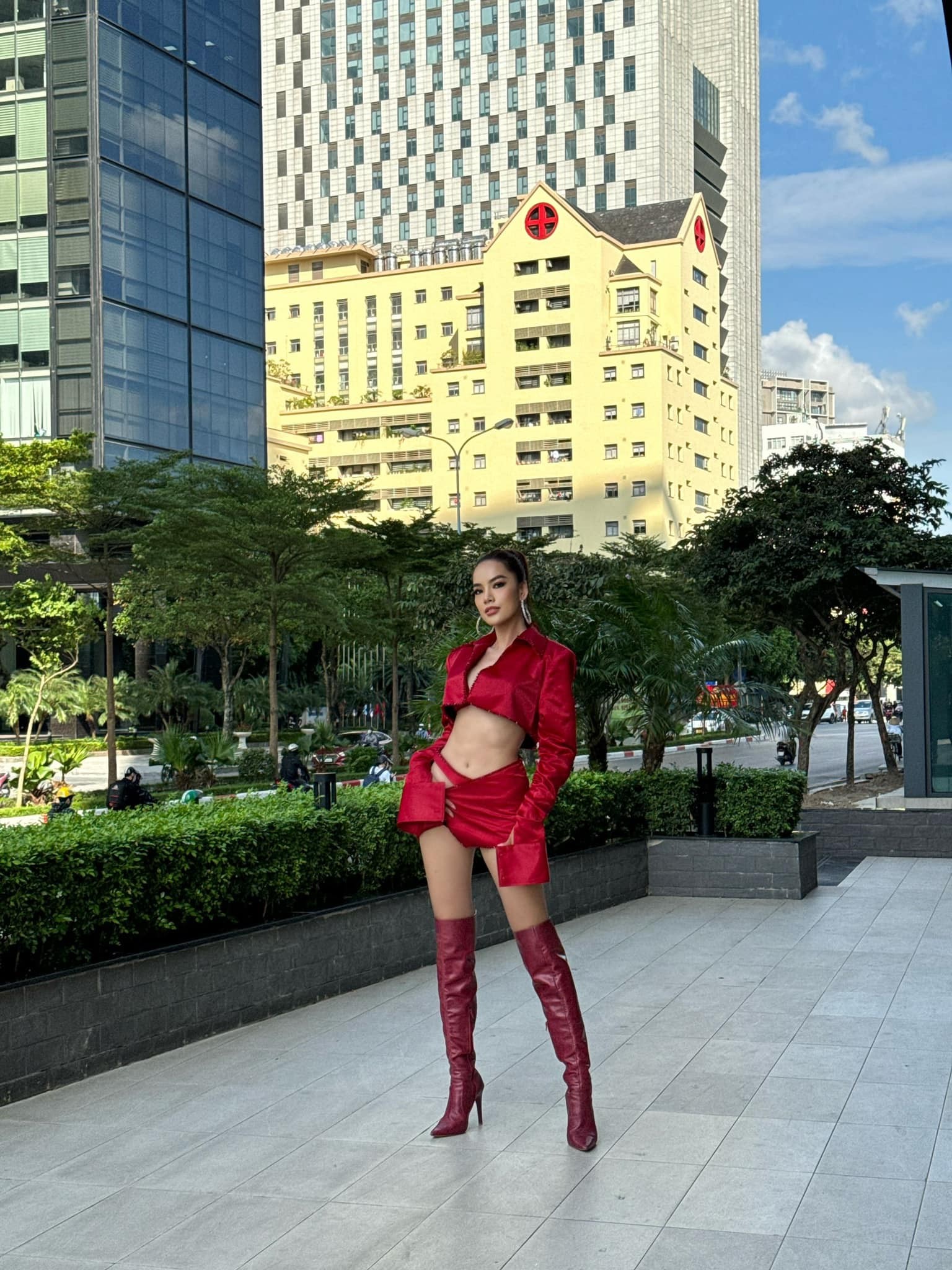 Lê Hoàng Phương 'chơi trội' với set đồ đỏ rực. Ảnh FB Lê Hoàng Phương Lê Hoàng Phương 'chơi trội' với set đồ đỏ rực. Ảnh FB Lê Hoàng Phương
