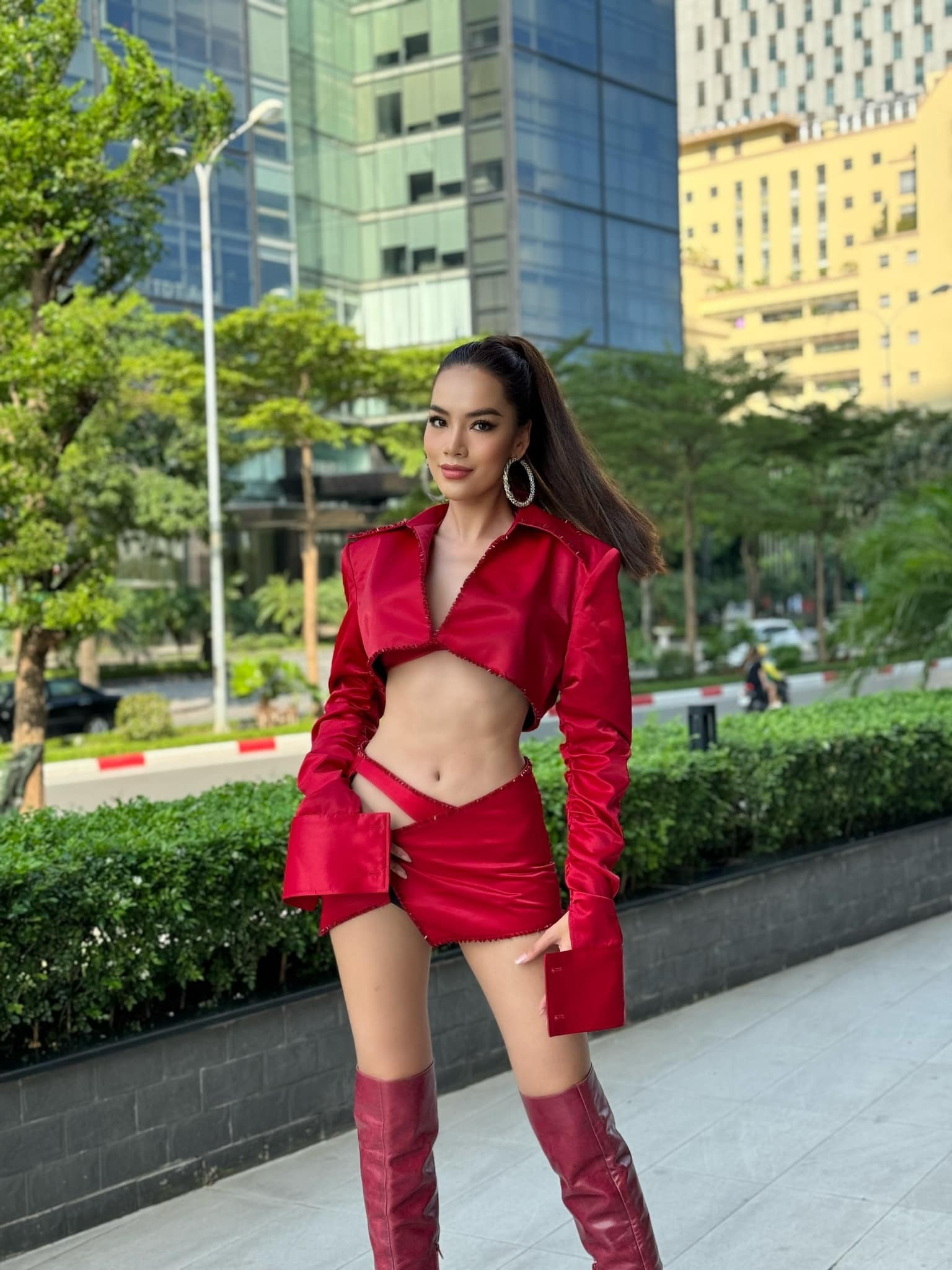 Chân dài quê Khánh Hòa diện áo dài một gang tay, khoe vòng eo con kiến. Ảnh FB Lê Hoàng Phương Chân dài quê Khánh Hòa diện áo dài một gang tay, khoe vòng eo con kiến. Ảnh FB Lê Hoàng Phương 