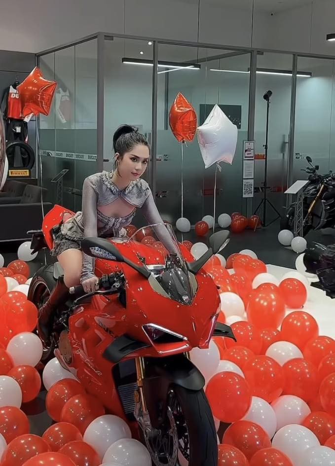 Không mặc đồ bảo hộ, Ngọc Trinh gặp tai nạn khi lái xe mô tô phân khối lớn vì mê tạo dáng độc - Ảnh 2 Không mặc đồ bảo hộ, Ngọc Trinh gặp tai nạn khi lái xe mô tô phân khối lớn vì mê tạo dáng độc - Ảnh 2