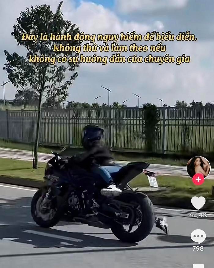 Chân dài khuyên fan không nên làm theo clip của cô vì nguy hiểm. Ảnh chụp màn hình. Chân dài khuyên fan không nên làm theo clip của cô vì nguy hiểm. Ảnh chụp màn hình. 