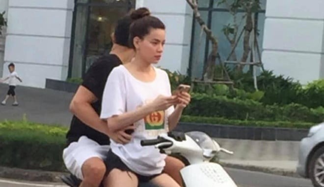 Nữ ca sĩ và Kim Lý bị bắt gặp không đội mũ bảo hiểm khi tham gia giao thông. Ảnh Internet. Nữ ca sĩ và Kim Lý bị bắt gặp không đội mũ bảo hiểm khi tham gia giao thông. Ảnh Internet.