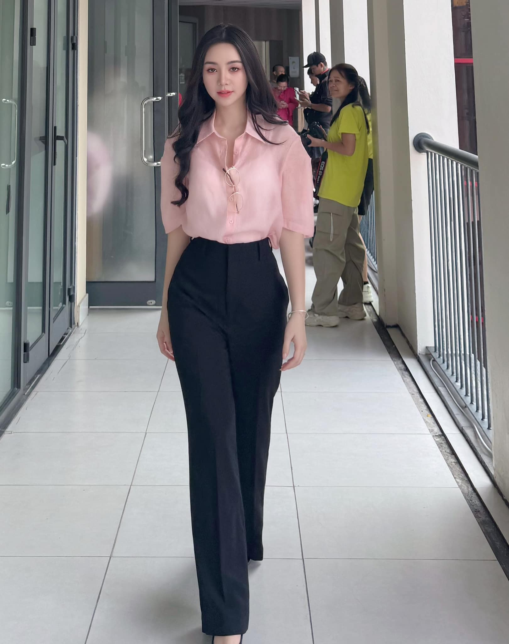 Quỳnh Kool thả dáng trên phim trường. Ảnh FB Quỳnh Kool Quỳnh Kool thả dáng trên phim trường. Ảnh FB Quỳnh Kool