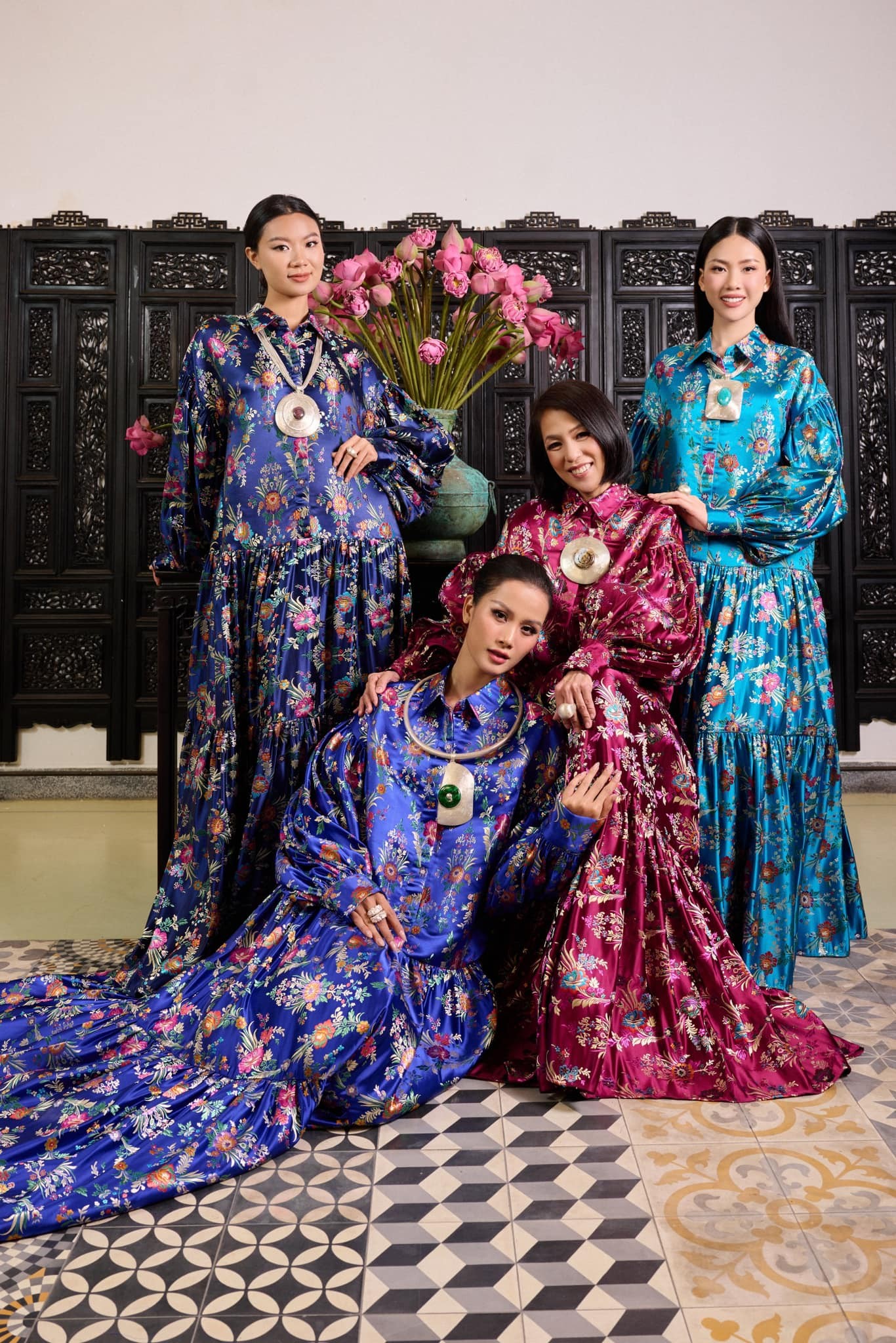 Nhà thiết kế Chu Thị Hồng Anh (diện váy hồng) cùng top 3 Miss Universe Việt Nam - Ảnh: FB Chu Thị Hồng Anh Nhà thiết kế Chu Thị Hồng Anh (diện váy hồng) cùng top 3 Miss Universe Việt Nam - Ảnh: FB Chu Thị Hồng Anh