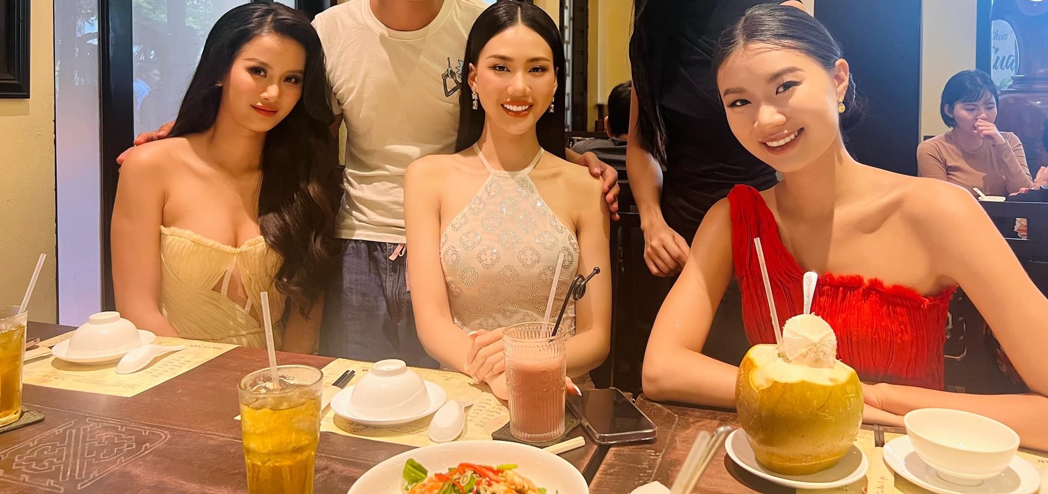 Hình ảnh Top 3 Miss Universe Vietnam 2023 đi ăn tối cùng một vài người bạn thân. Ảnh FB Nguyen Ha. Hình ảnh Top 3 Miss Universe Vietnam 2023 đi ăn tối cùng một vài người bạn thân. Ảnh FB Nguyen Ha.