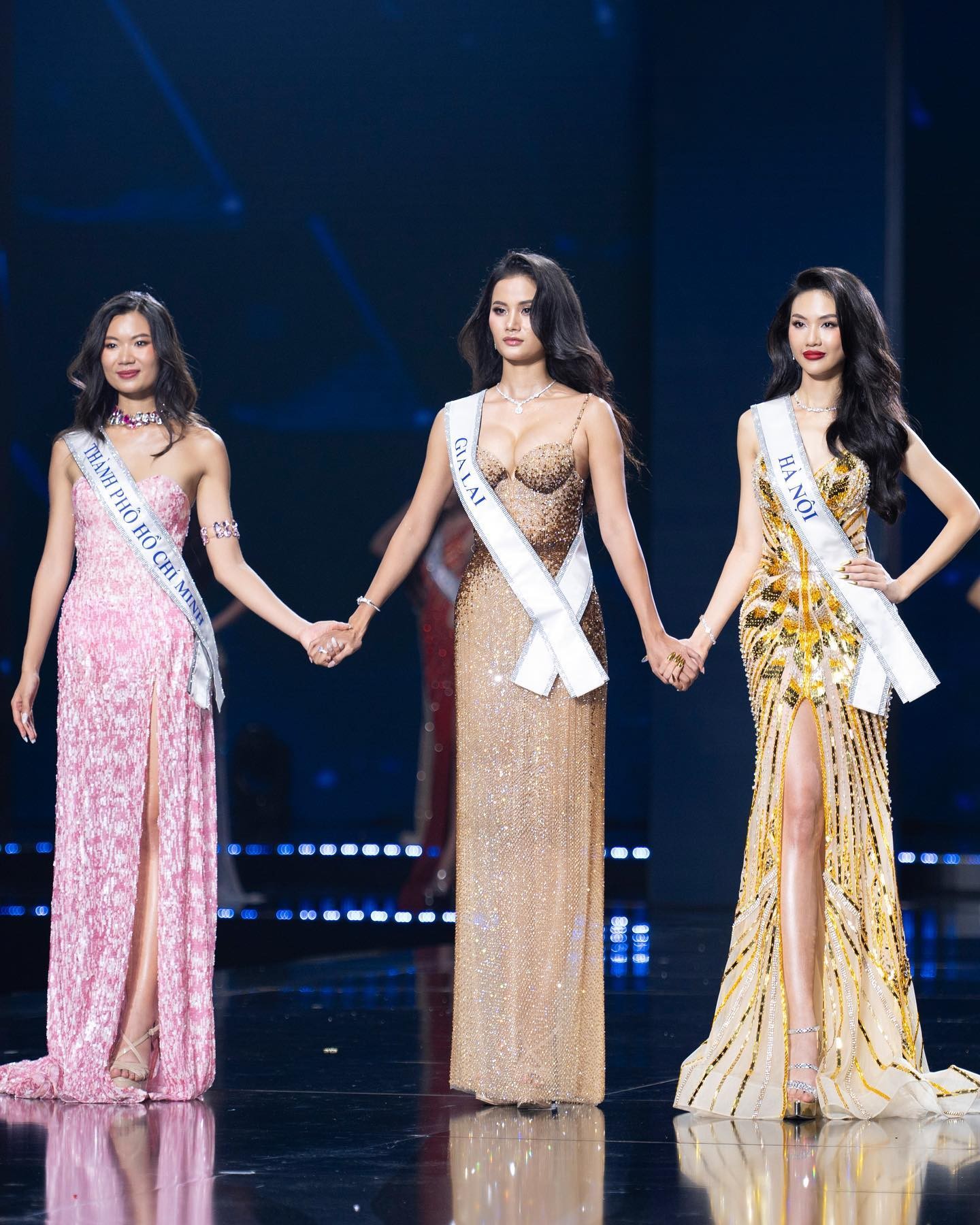 Miss Universe Vietnam 2023: Á hậu 2 Hồng Đăng, Á hậu 1 Hương Ly, Hoa hậu Bùi Quỳnh Hoa. (Từ trái sang phải). Ảnh: FB Hồng Đăng. Miss Universe Vietnam 2023: Á hậu 2 Hồng Đăng, Á hậu 1 Hương Ly, Hoa hậu Bùi Quỳnh Hoa. (Từ trái sang phải). Ảnh: FB Hồng Đăng.